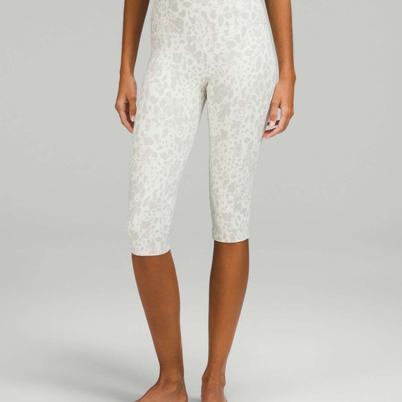 EUC Ladies Lululemon Align High-Rise Crop 17" size 2 - Picture 4 of 8